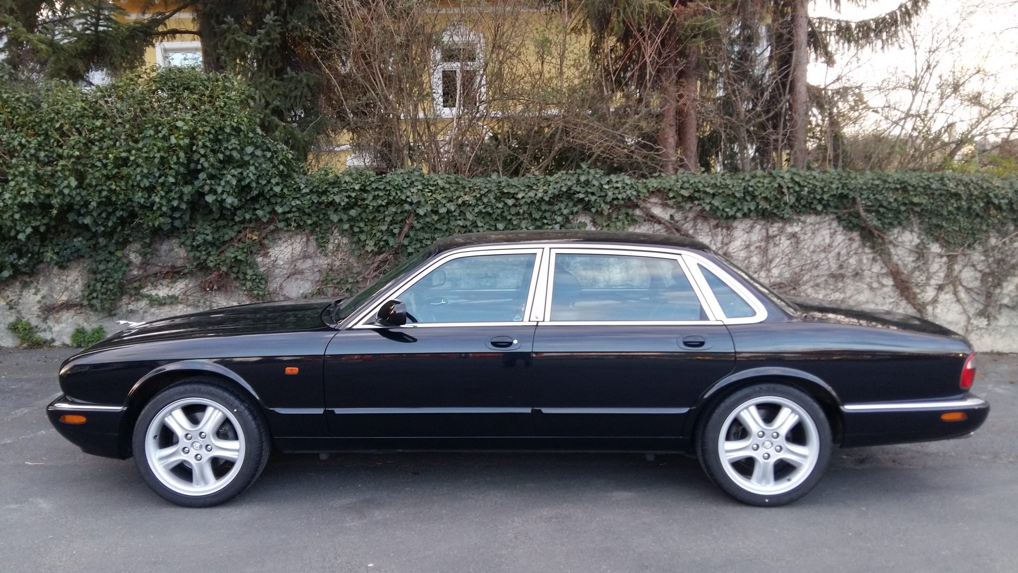 Fahrzeugvorstellung eines Jaguar XJ8 3.2 Executive aus dem Jahr 2000